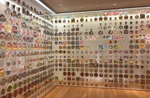 カップヌードルミュージアムのたくさんのカップ麺の展示
